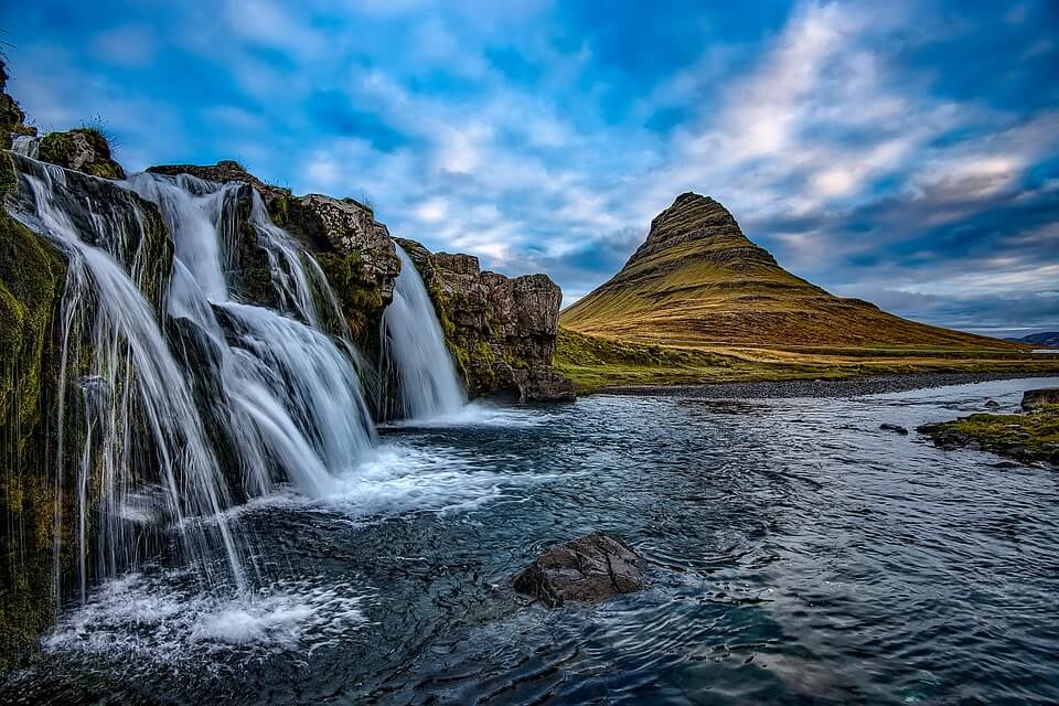 cascade montagne de Kirkjufell islande ou partir à 5h de vol de Paris