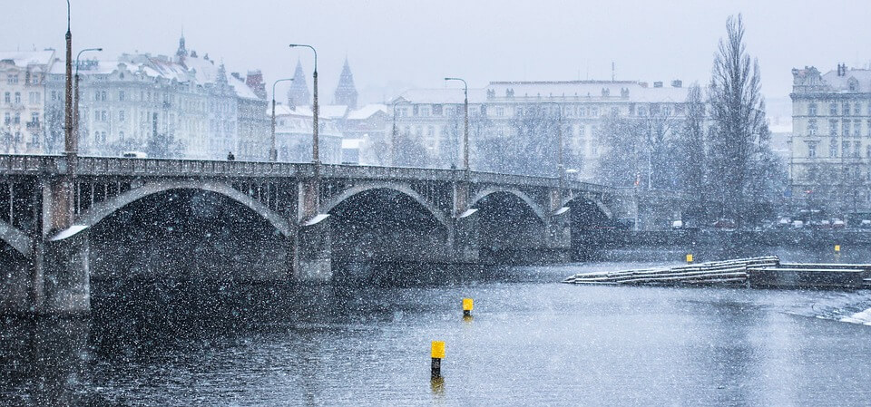 neige qui tombe à prague pont prague en hiver