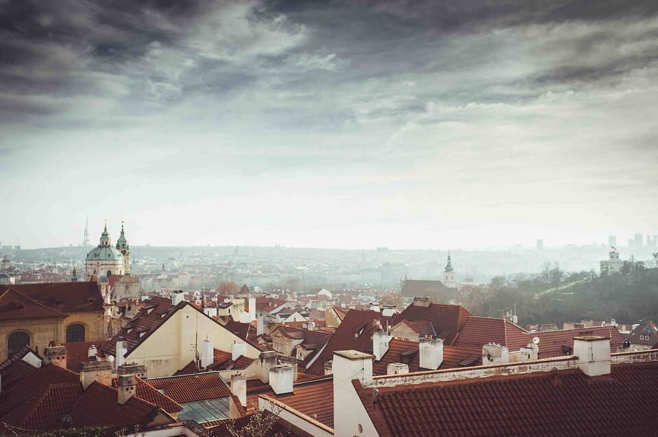 brouillard prague en hiver panorama sur la ville