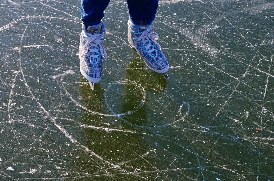 patins à glace pieds patinoire stockholm en hiver