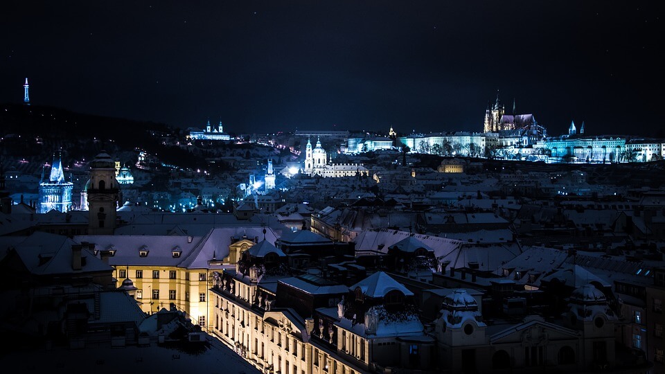 prague en hiver de nuit sous la neige