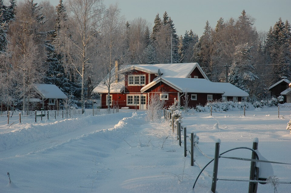 maison rouge sous la neige stockholm en hiver