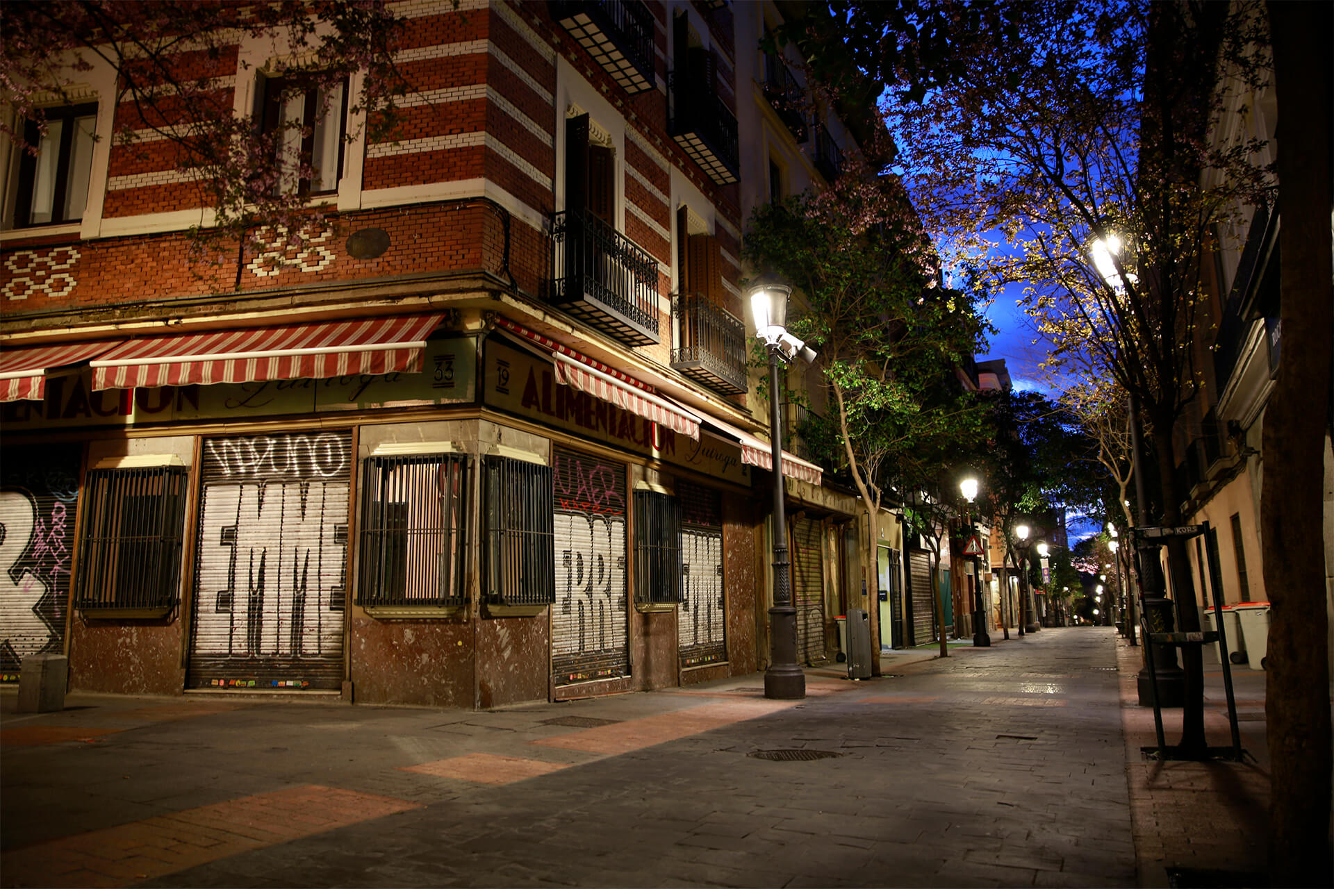 Calle de las Huertas, assez calme le jour et animée la nuit, est une rue assez connue pour ses petits théâtres, bars à tapas et restaurants.