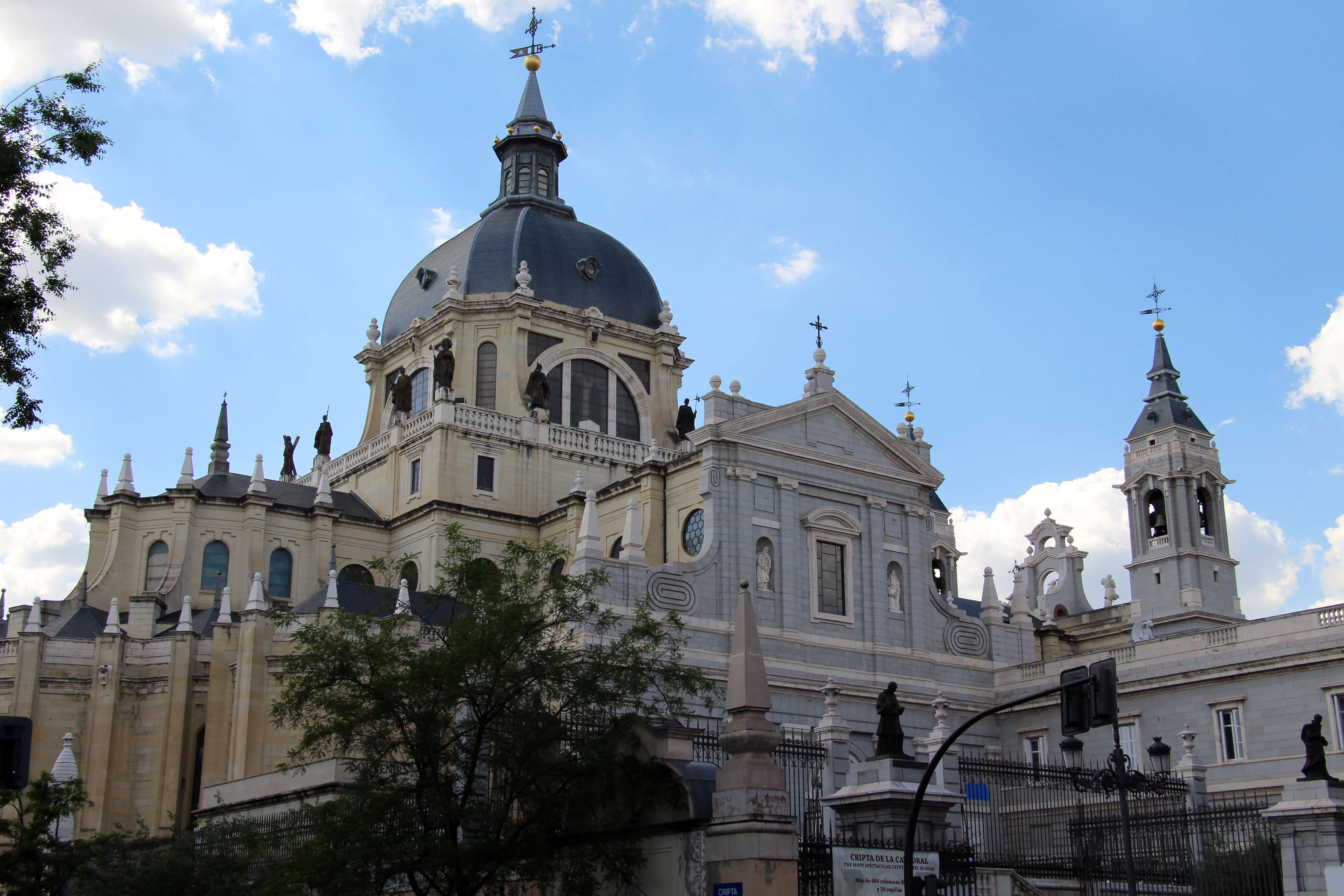 La Cathédrale de la de Santa María la Real de la Almudena figure parmi l’essentiel à découvrir à Madrid en 3 jours.