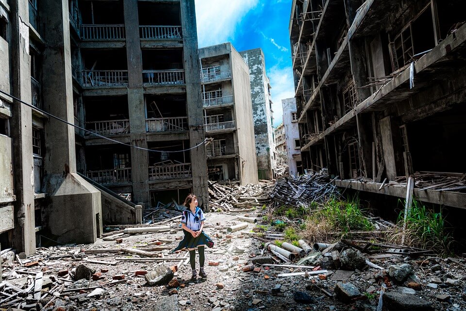 japonaise marche dans les ruines hashima île abandonnée au japon