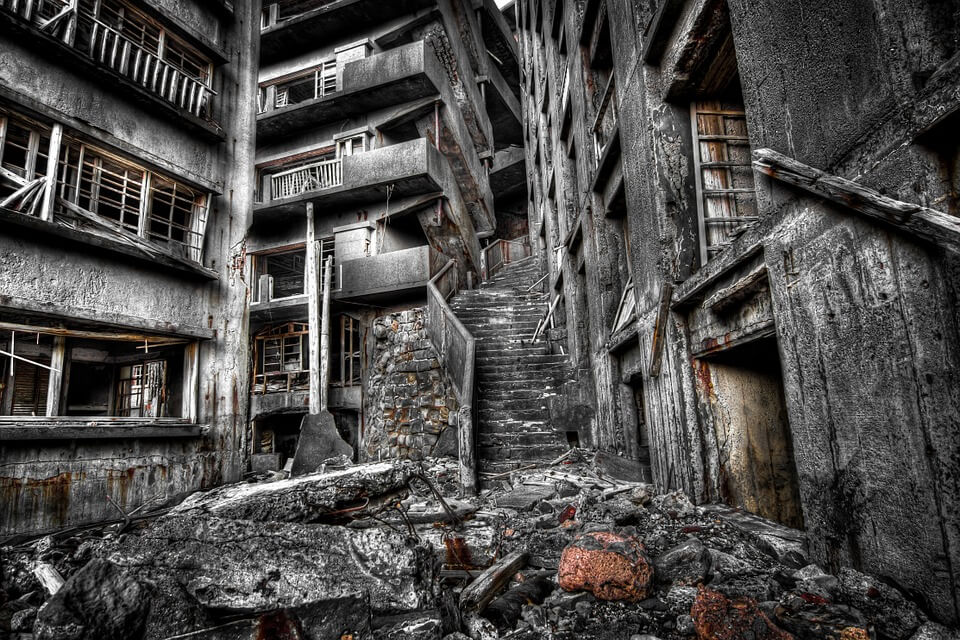 escaliers ruines lieu abandonné île abandonnée au japon