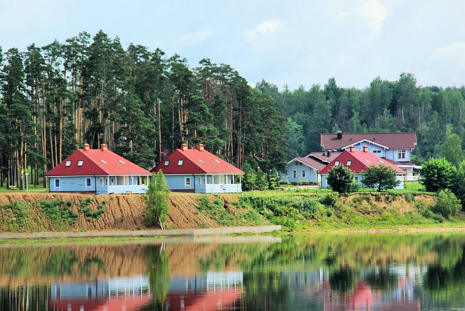 paysages russie maisons le long de la volga croisière Moscou Saint-Pétersbourg