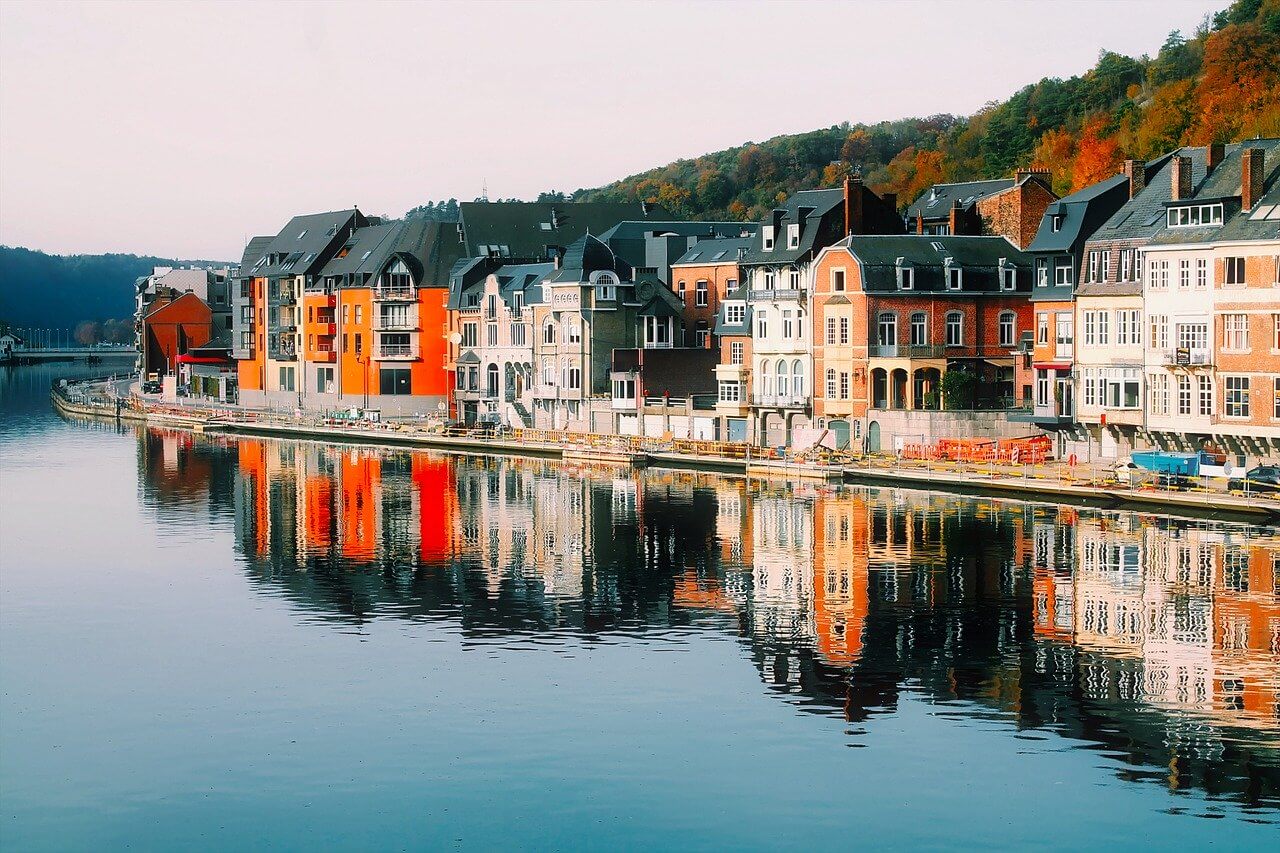 dinant riviere reflets facades colorées