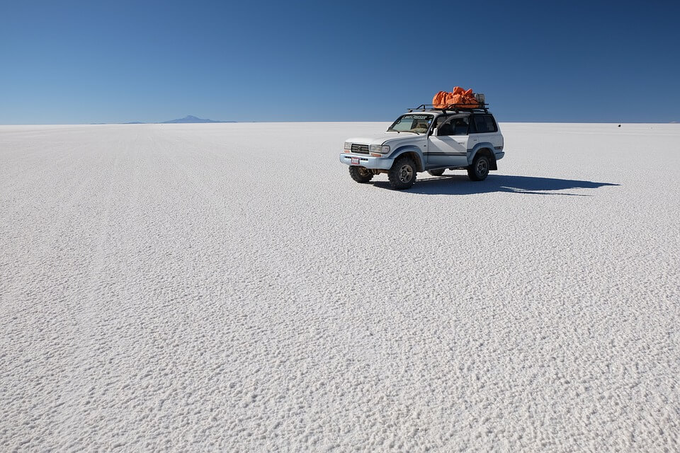 jeep salar d'uyuni désert de sel en bolivie