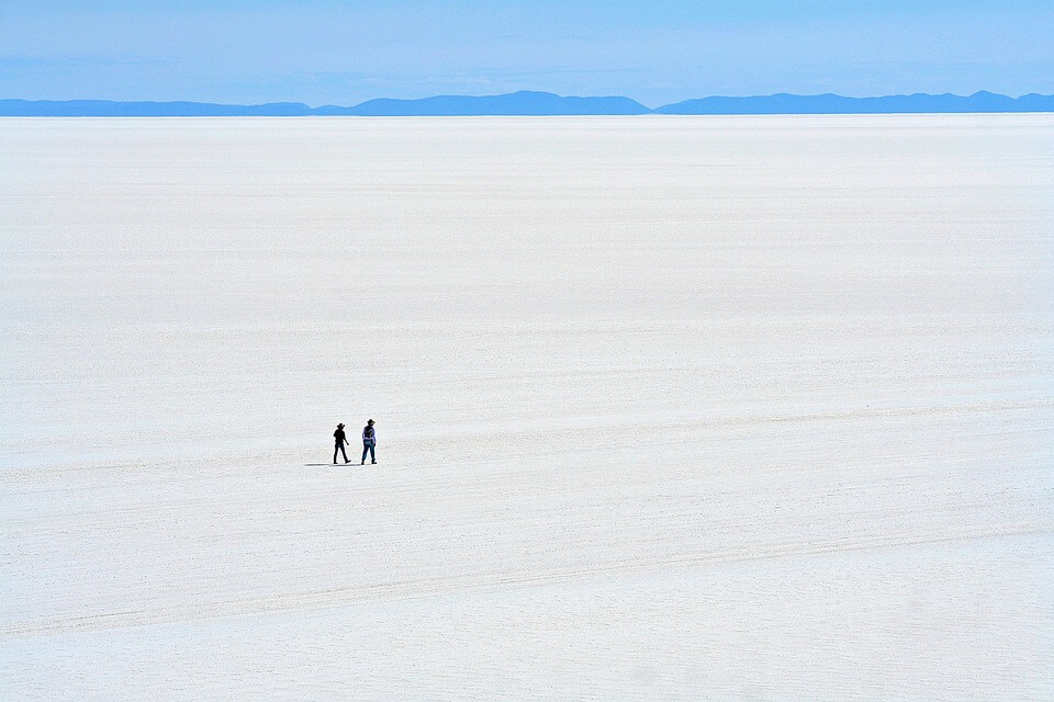 personnes marche désert de sel en bolivie