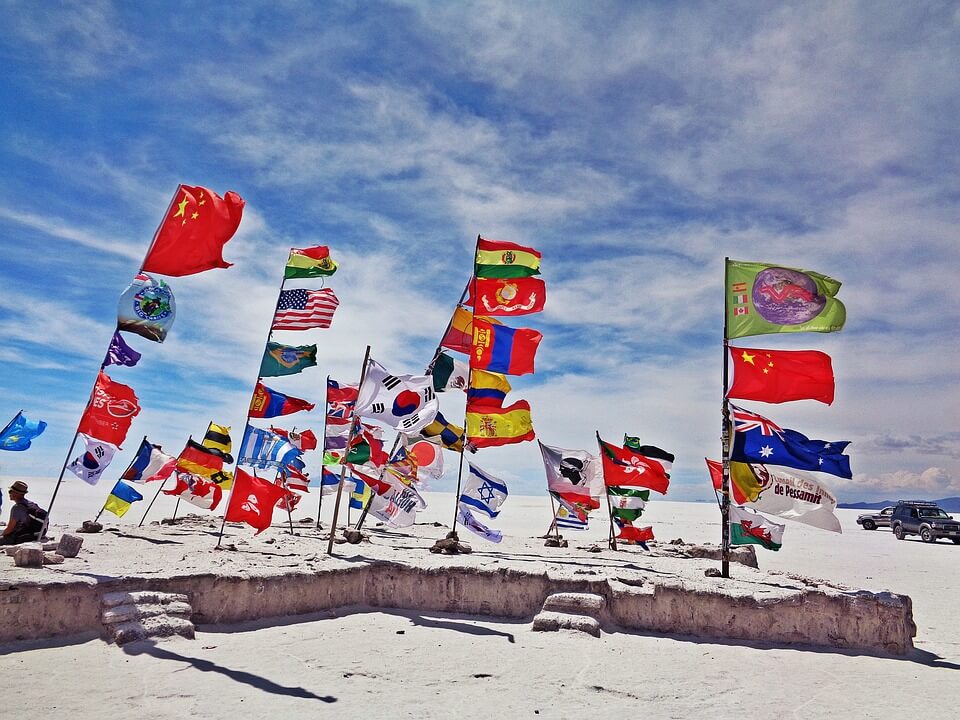 drapeaux entree du salar d'uyuni