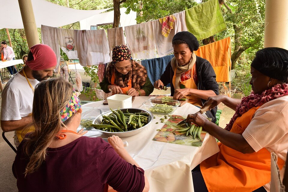 préparation d'un repas bénévolat en voyage où partir quand on n'a pas d'argent