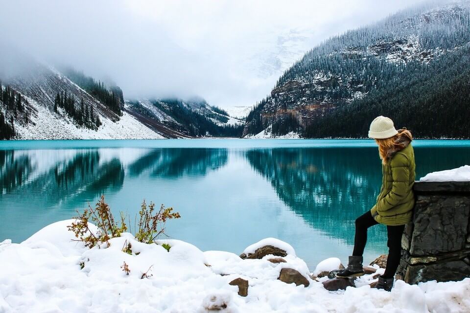 femme bord du lac canada au printemps bonnet