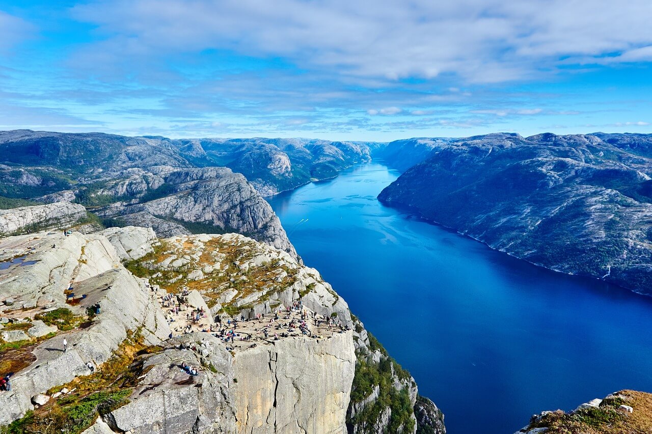 fjord norvege soleil de minuit en norvège