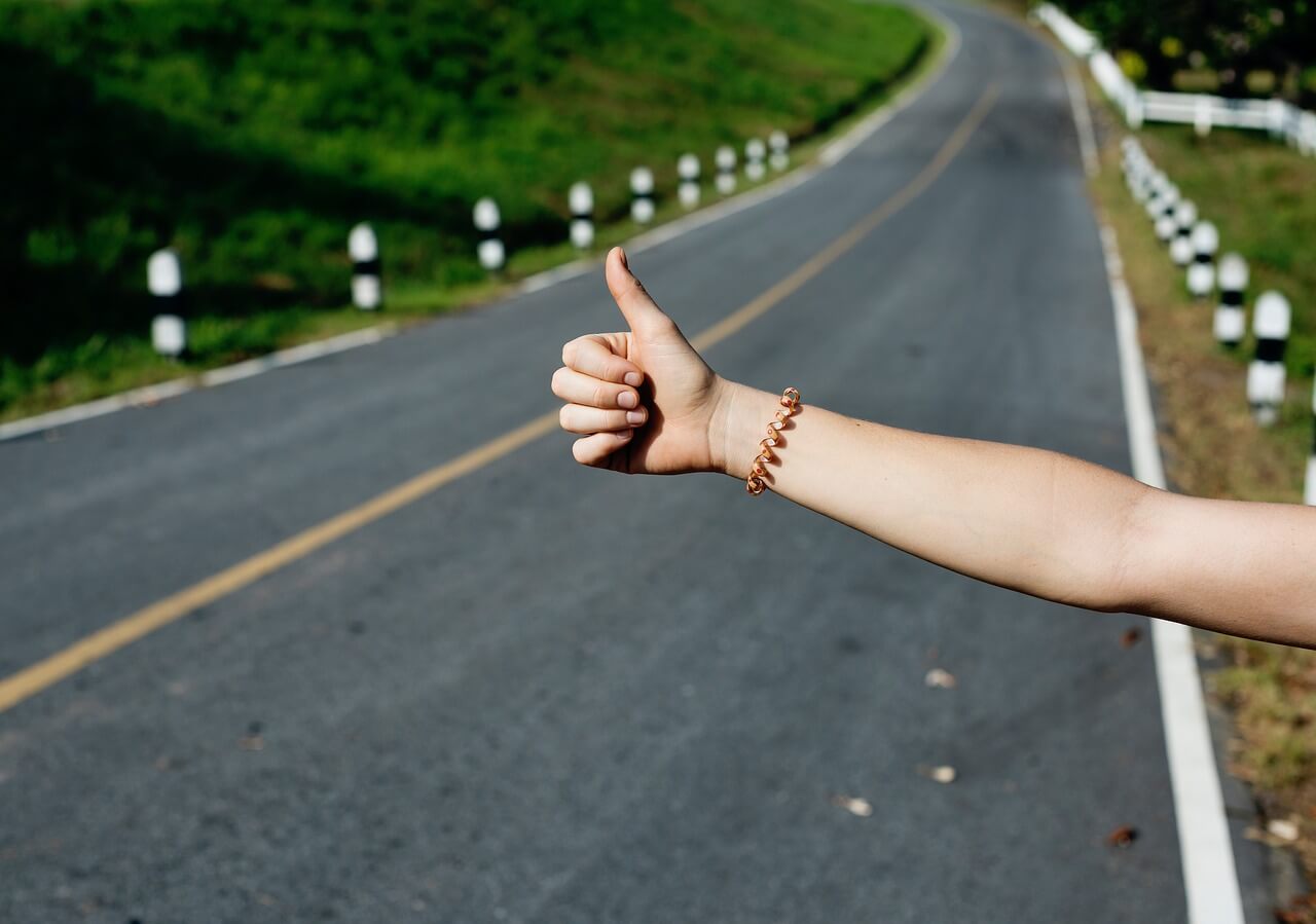 stop femme bord de route où partir quand on n'a pas d'argent