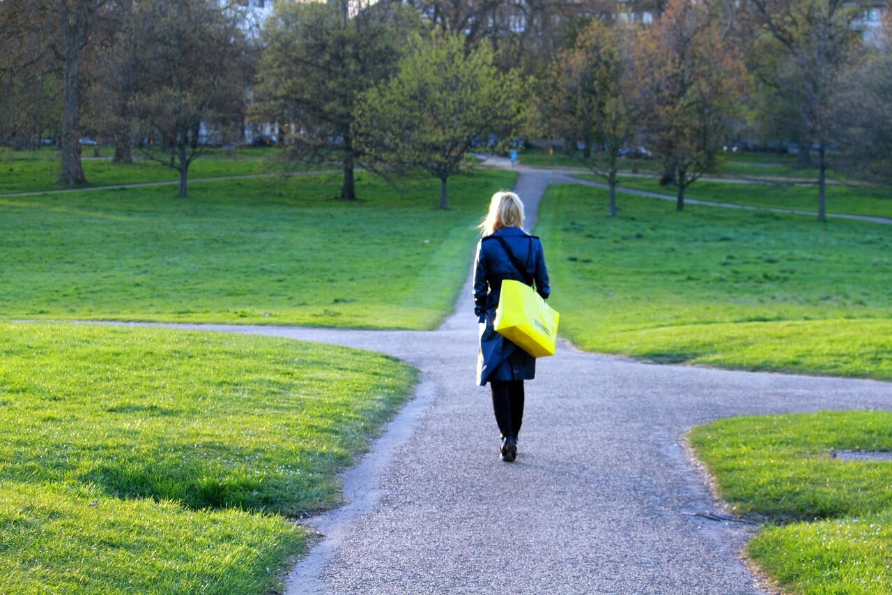 jeune femme parc a londres