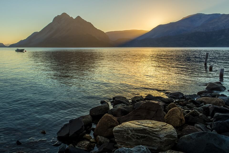 lac fjord eau soleil de minuit en norvège