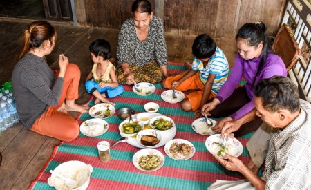 Le repas typique du Cambodgien est constitué de soupe, d’un plat principal, de quelques petits plats et aussi de plat de riz.