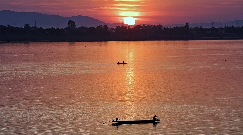 coucher de soleil sur le mekong remontée du mékong en bateau