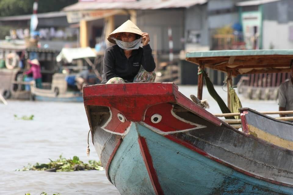 femme barque mekong remontée du mékong en bateau