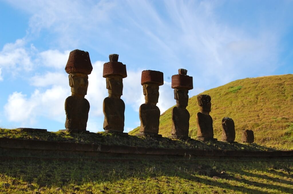 Emblèmes de l’île de Pâques, les géants de pierre appelés les moaï revêtent un air mystérieux. 