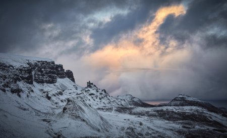 Les paysages envoûtants et les sommets mythiques de la chaîne montagneuse des Quiraings, étincellent à cause de la neige tandis que le reste des collines se pare de couleurs chatoyantes.