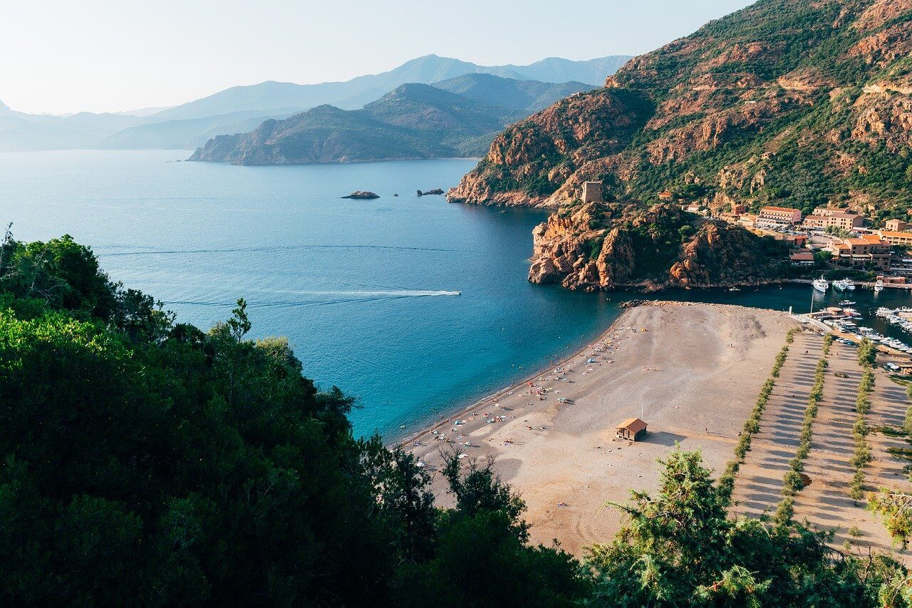 bord de mer paysage corse nord ou sud