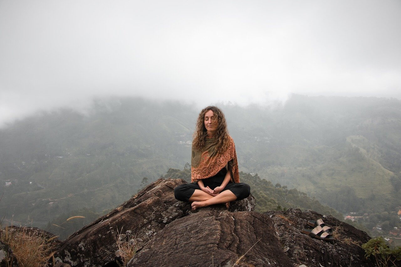 femme méditation montagne