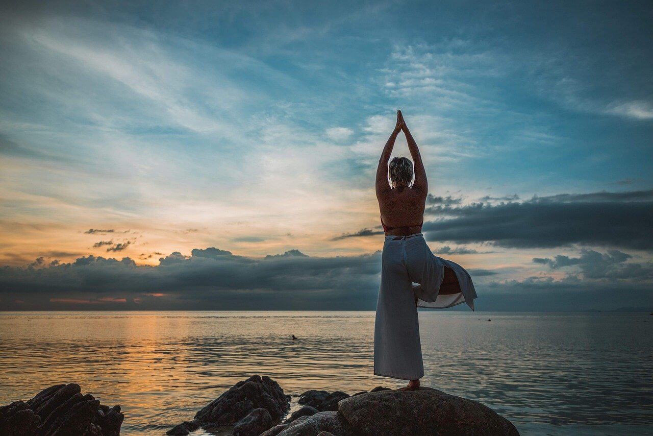 femme arbre posture yoga mer