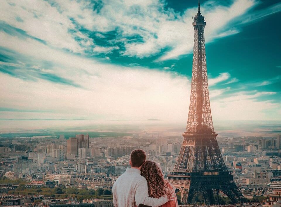 hotel romantique paris couple admire la tour eiffel