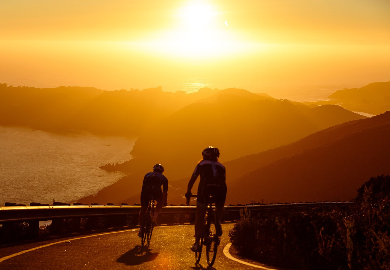 coucher de soleil route bord de mer voyage a velo en france