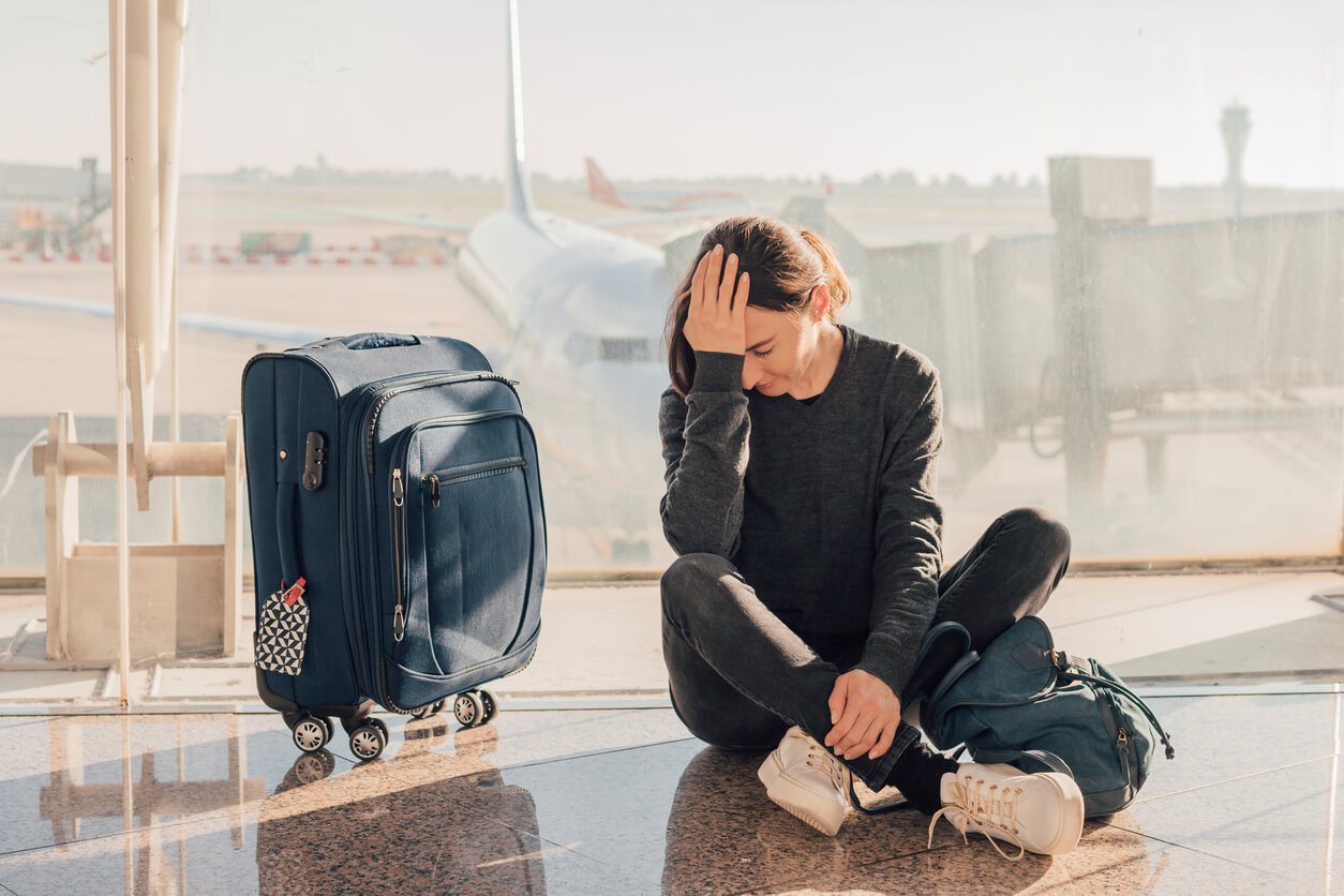 voyageuse triste dans un aeroport