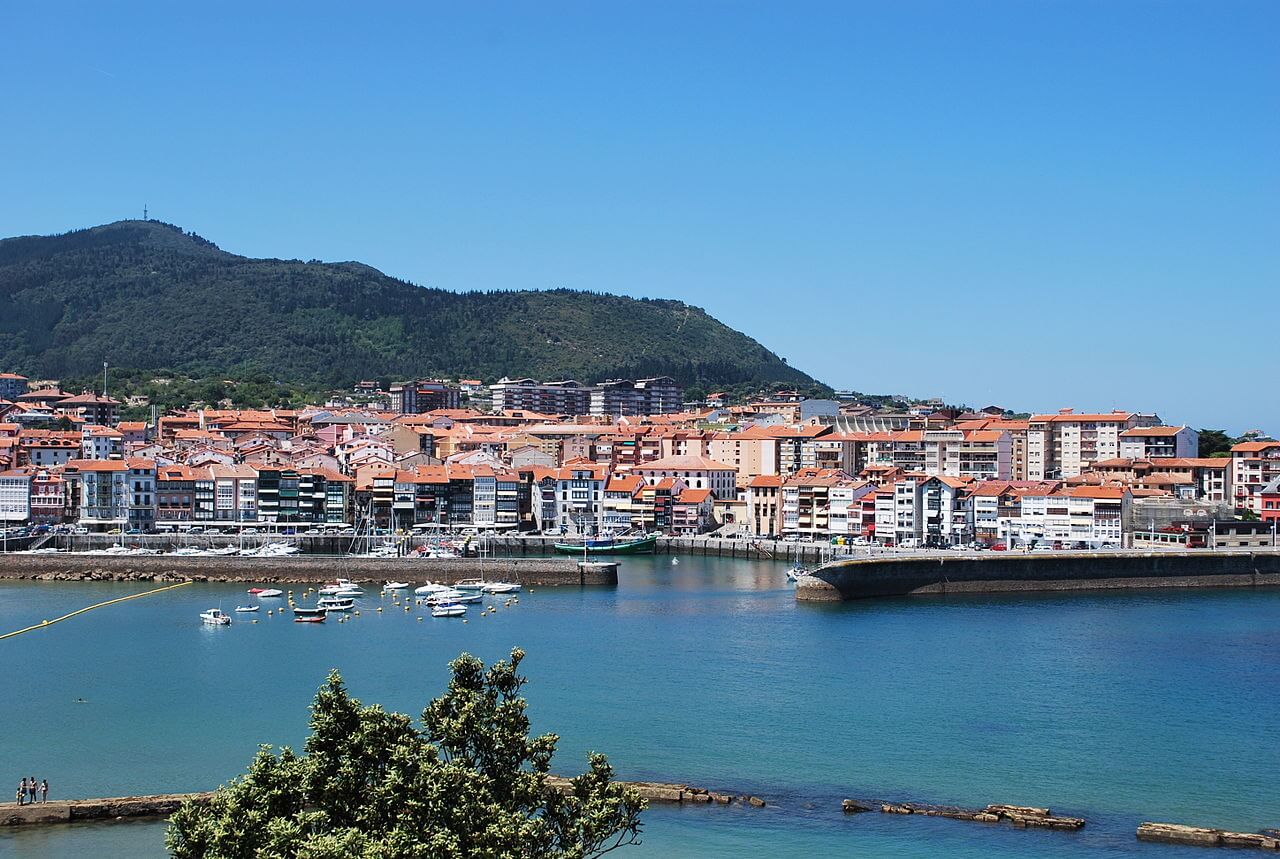 La ville de Lekeitio (Biscaye) et ses ports (pêche et plaisance) vue depuis la route côtière