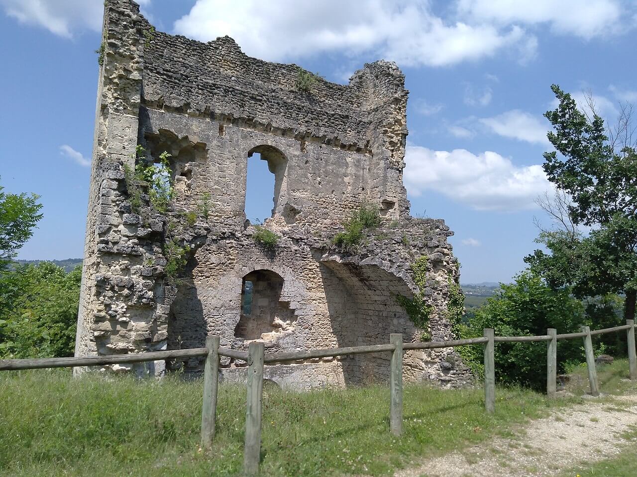 ruines du château delphinal de Beauvoir