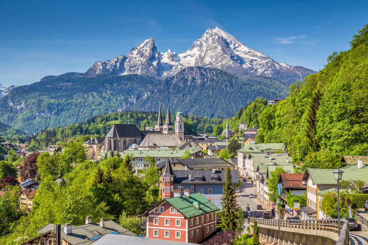 Ville historique de Berchtesgaden avec la montagne Watzmann, Bavière, Allemagne