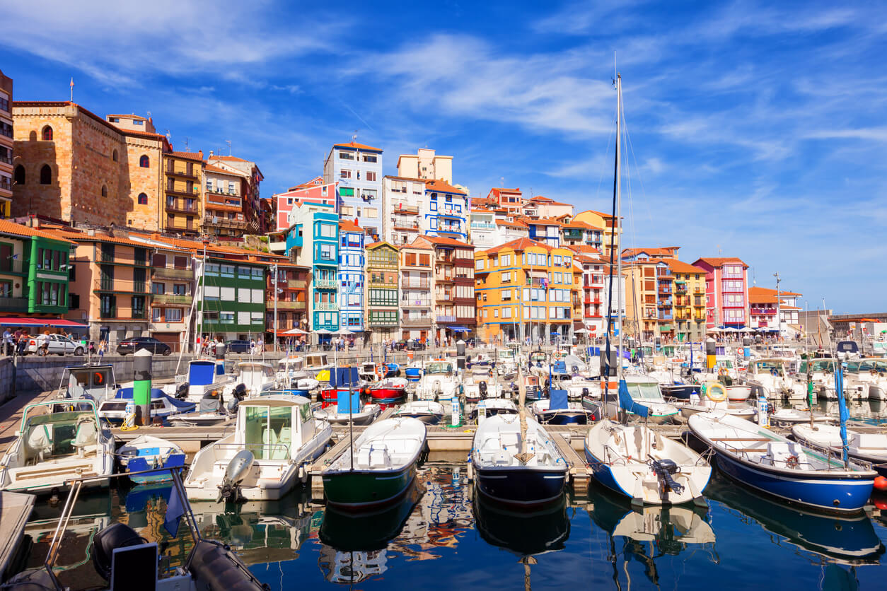 Port de pêche de Bermeo sur une journée ensoleillée 