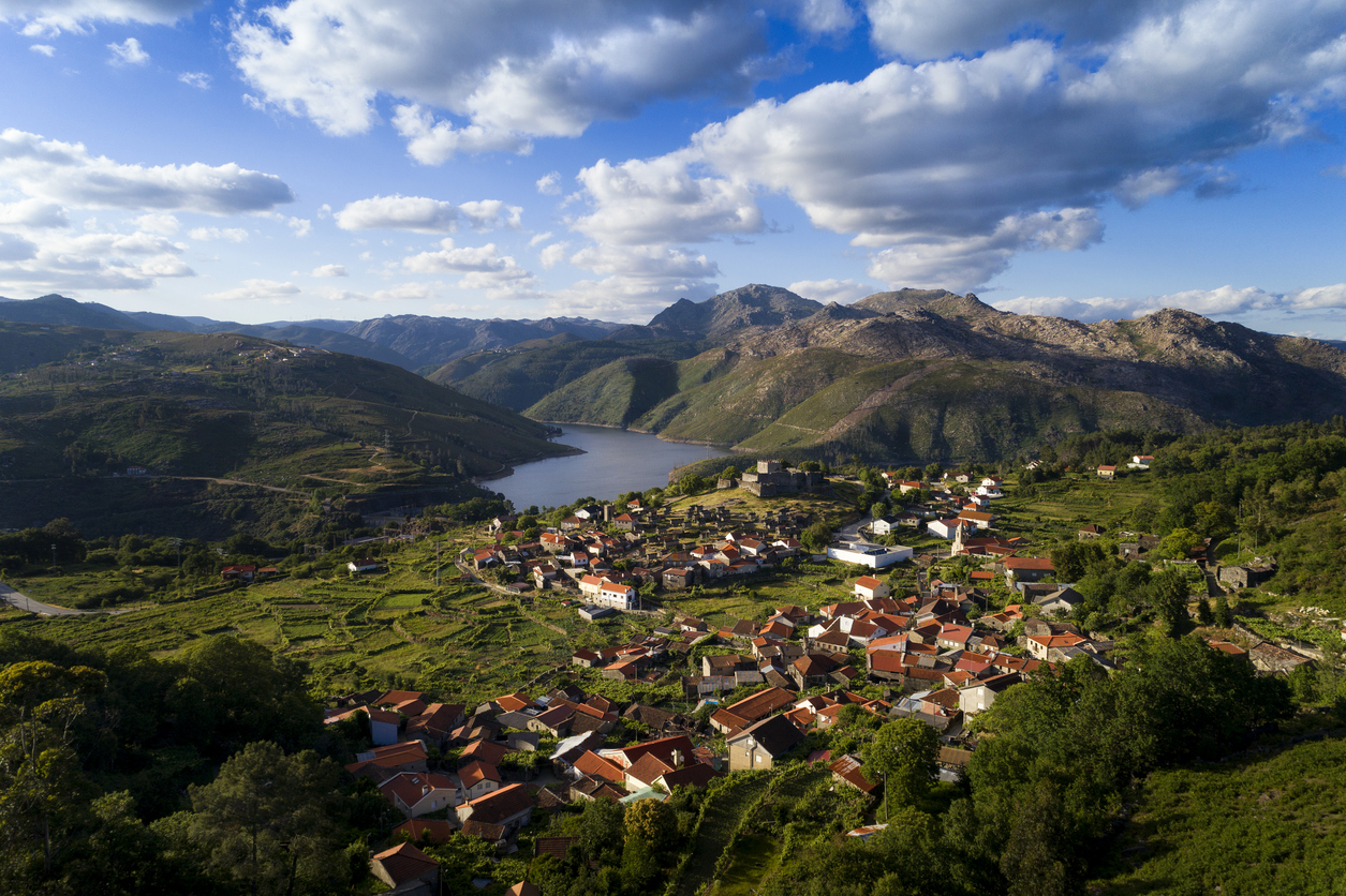 Vue panoramique aérienne du village historique de Lindoso, avec les montagnes et le lac environnants, au parc national de Peneda Geres