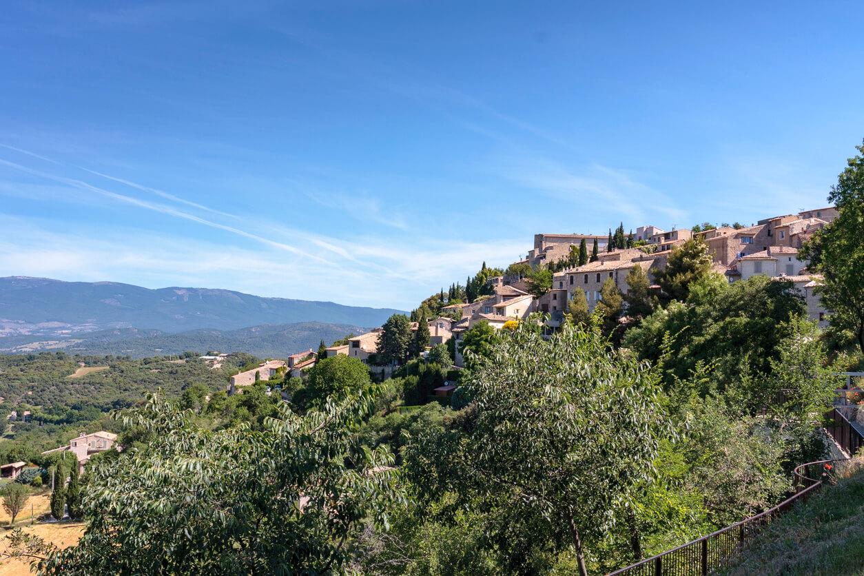 Vue du village de Lurs en Provence