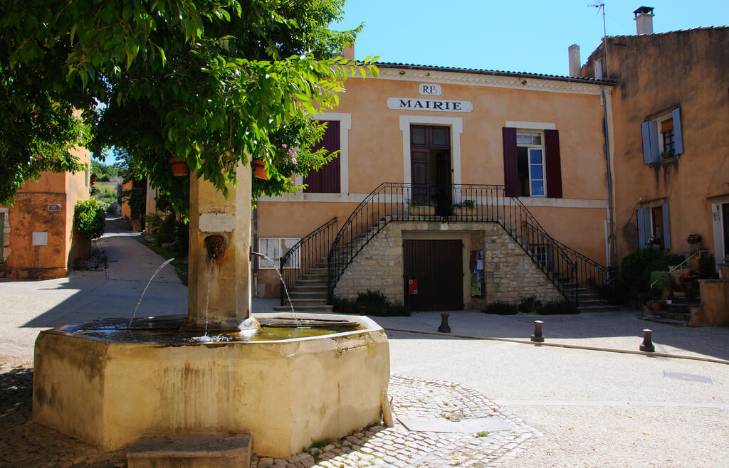 Marie et fontaine publique de Flassan