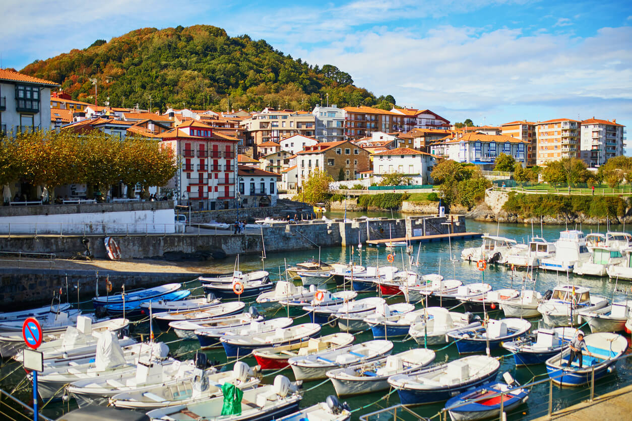 Bateaux dans le port du village de pêcheurs de Mundaka, Pays Basque, Espagne