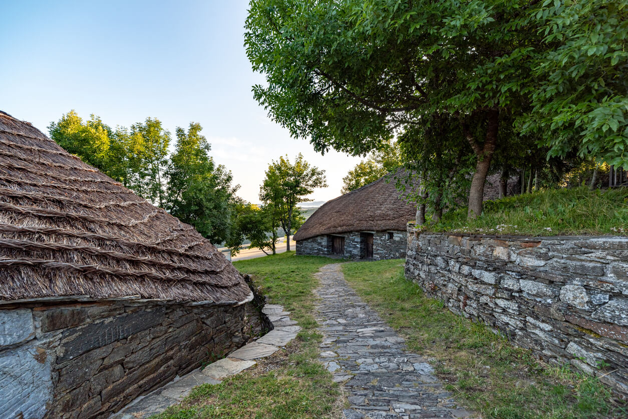 Pallozas vieilles maisons de montagne typiques à O Cebreiro, Ancares, Lugo, Galice