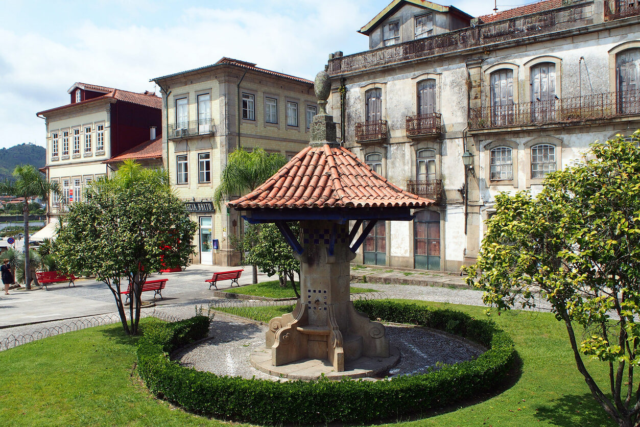 Ancienne fontaine à toit de tuiles, à Largo Antonio de Magalhaes, Ponte de Lima, Portugal