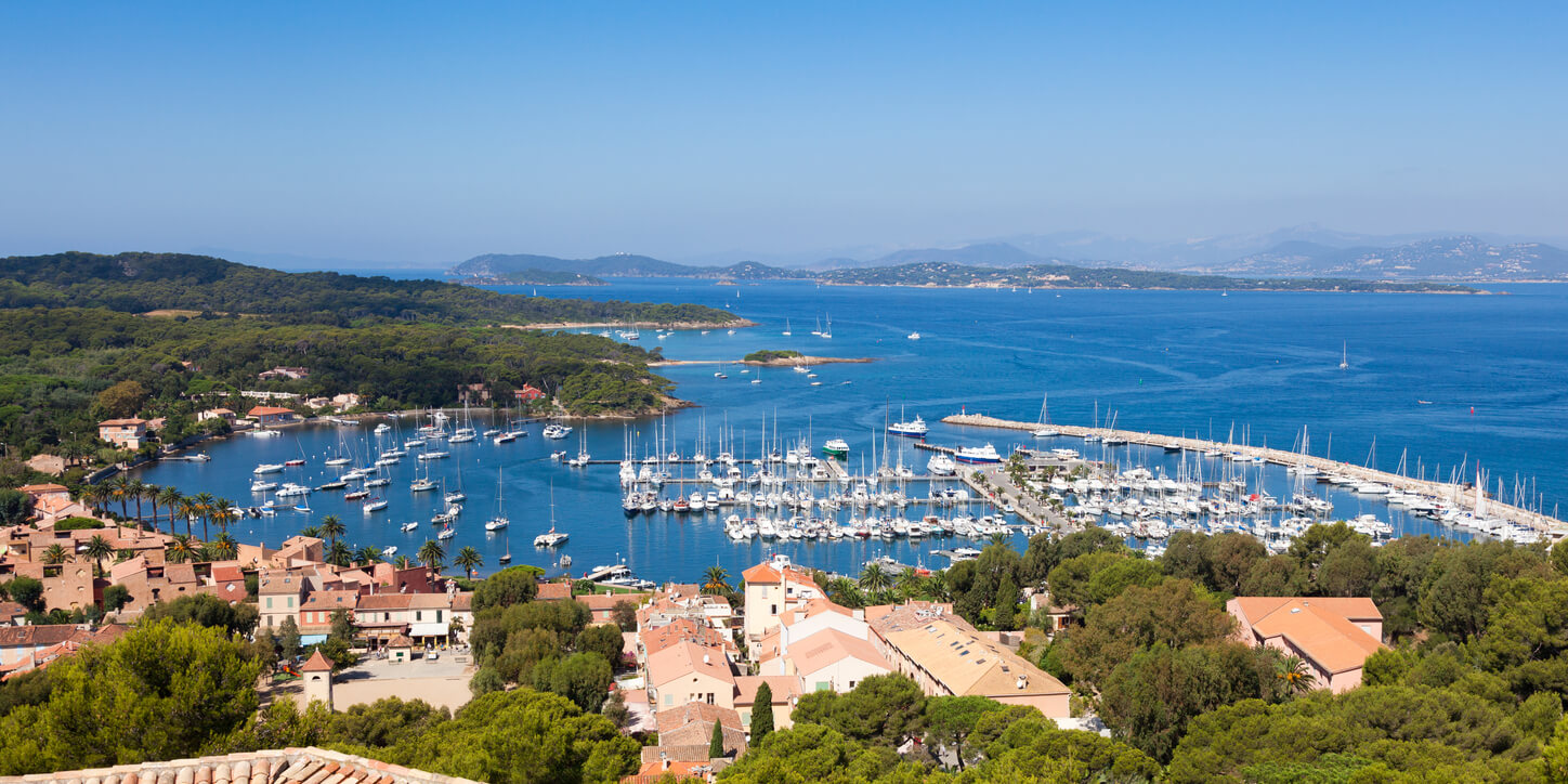 Vue sur la marina de l'Île de Porquerolles