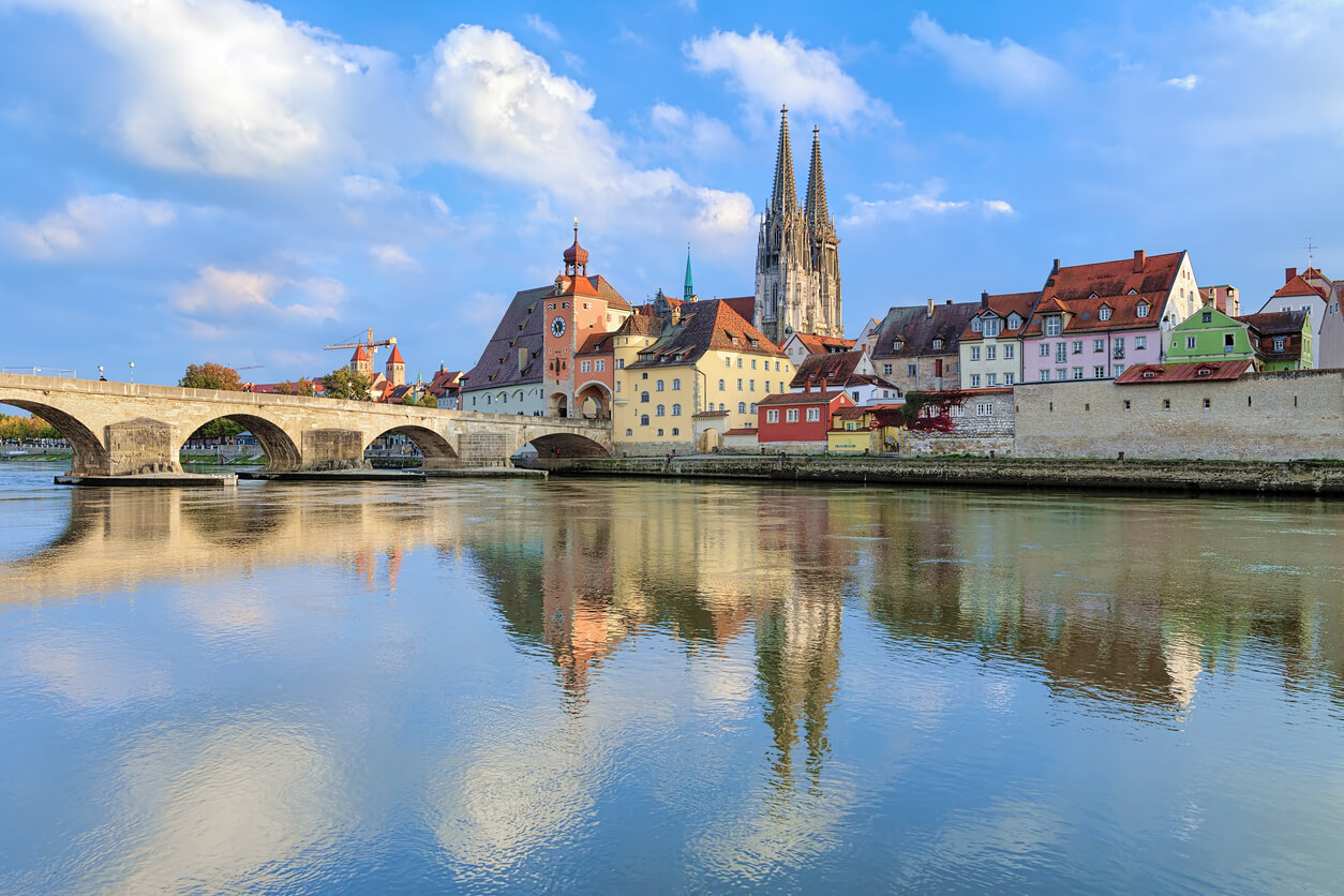 Regensburg cathédrale et le pont de pierre sur le Danube, en Allemagne