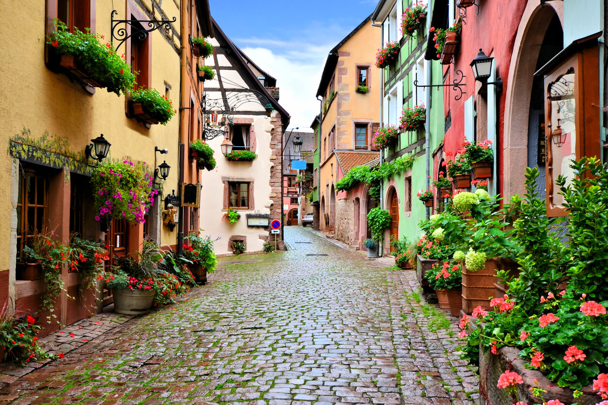 Voie pavée colorée dans la ville alsacienne de Riquewihr