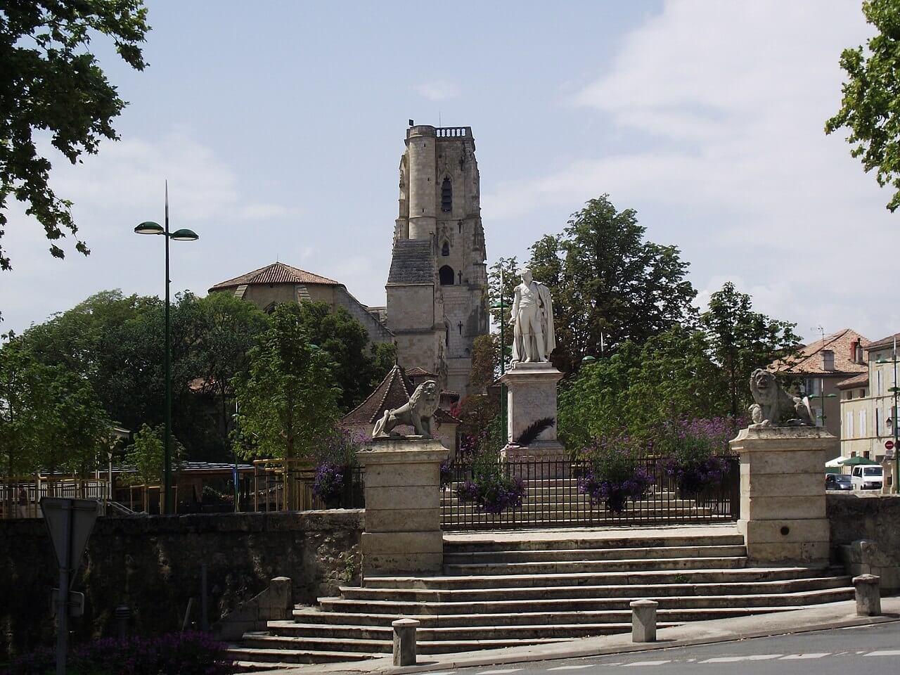 Statue du Maréchal Lannes et cathédrale Saint-Gervais-Saint-Protais (Lectoure, Gers, France).