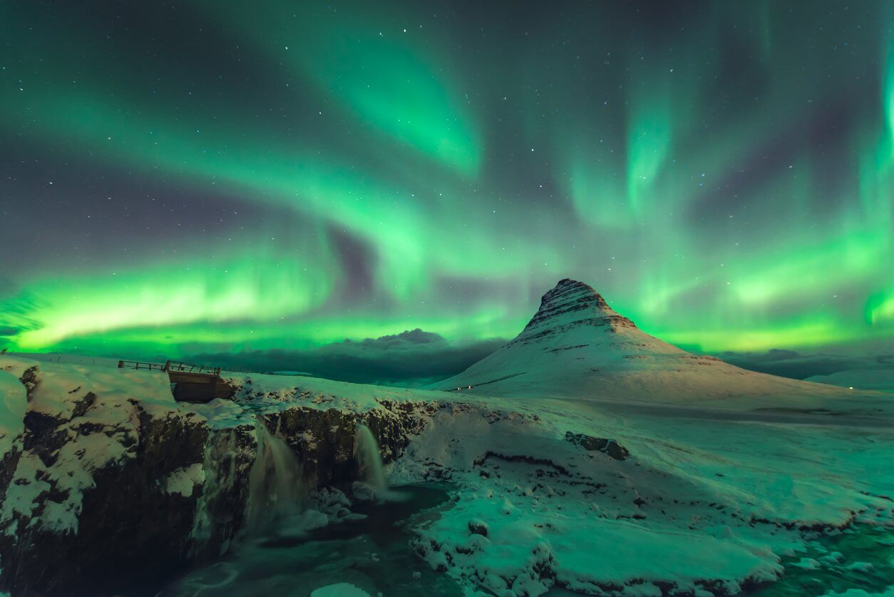aurores boreales au dessus de kirkjufell