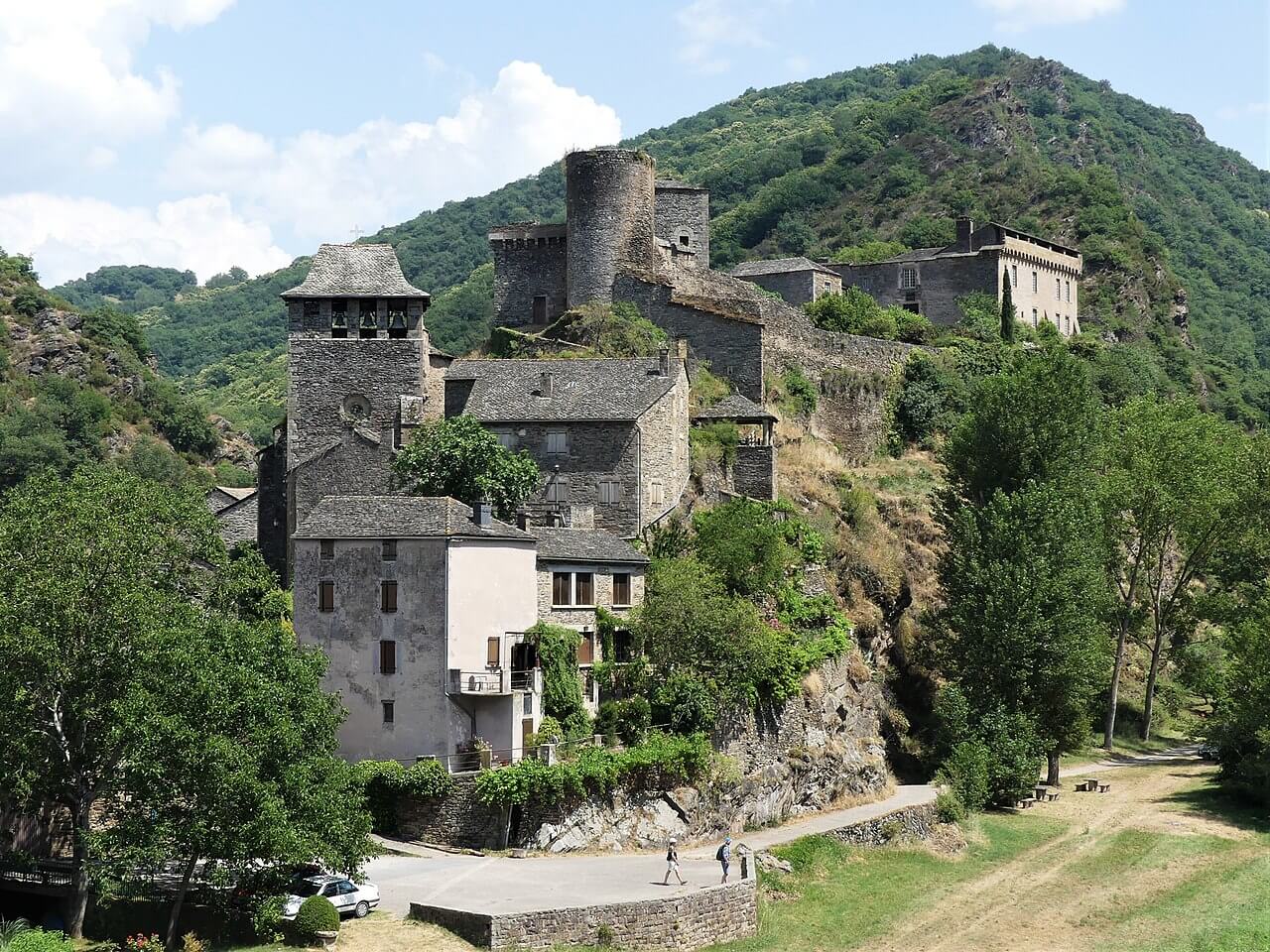 Le bourg de Brousse-le-Château avec son église Saint-Jacques-le-Majeur et son château, Aveyron