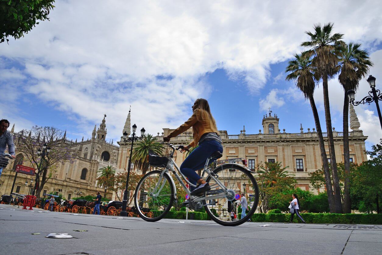 cycliste en passant devant larchivo de indias batiment seville