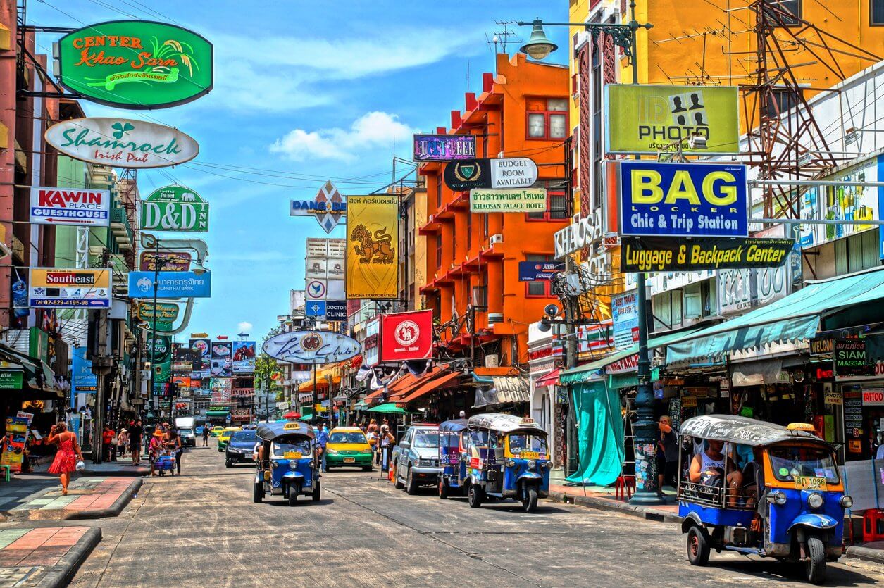 Khao San Road dans le quartier historique de Phra Nakhon à Bangkok